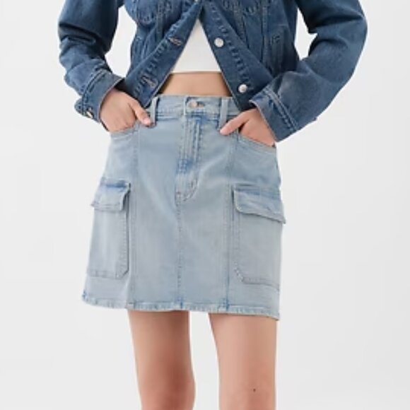 GAP Light Wash Denim Cargo Mini Skirt/NWT/Size 2/26 - Picture 1 of 12